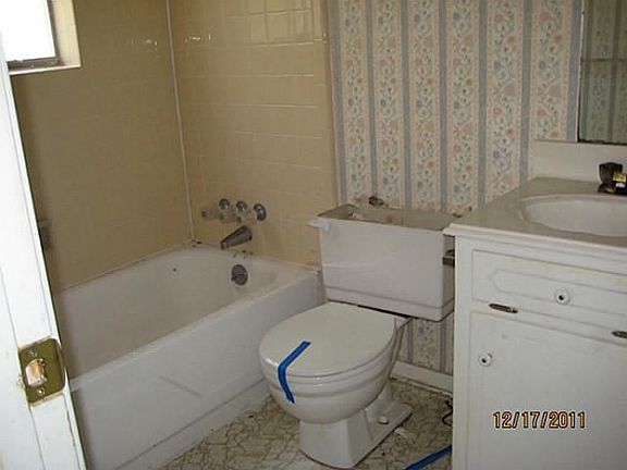 3rd image of 406 E Willow Ln