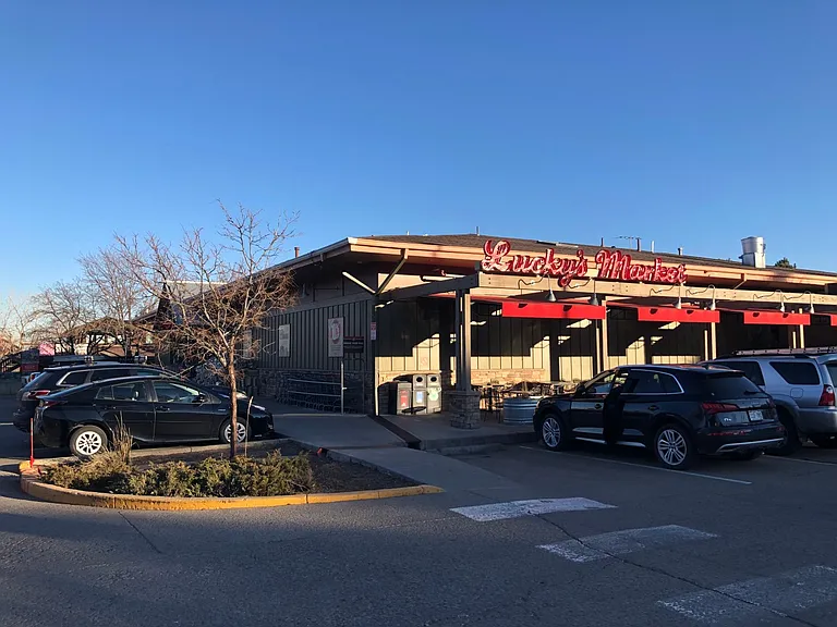 Walking distance to the Market and restaurants