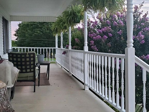 3rd image of 270 Lincoln Dr
