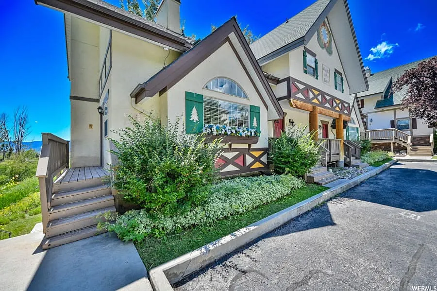 340 Rainbow Ln — Photo 2