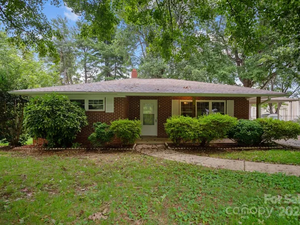 401 Poplar Cir #8, Yadkinville, NC 27055