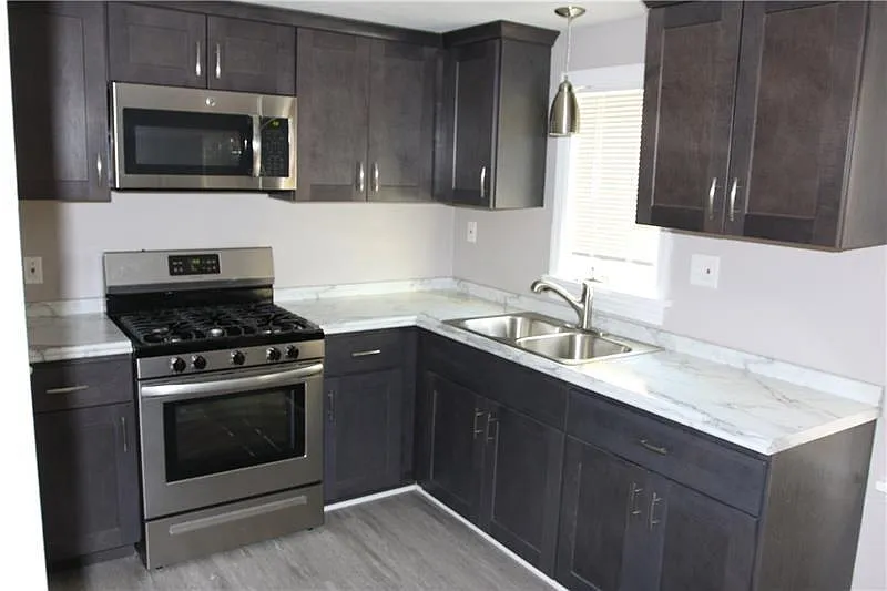 102 James Ave photo 1