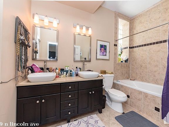 3rd image of 3059 N Lincoln Ave #1026