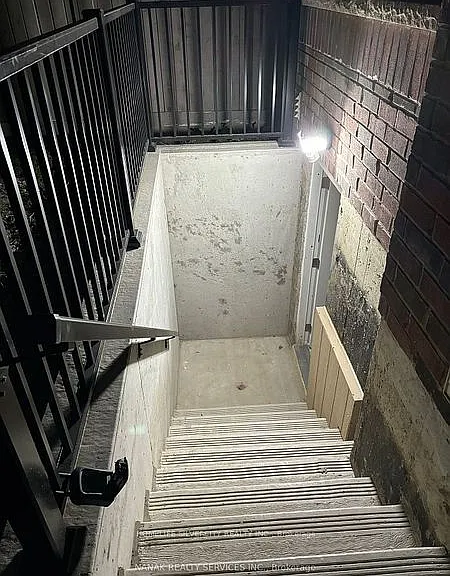583 Queen Mary Dr #BASEMENT — Photo 8