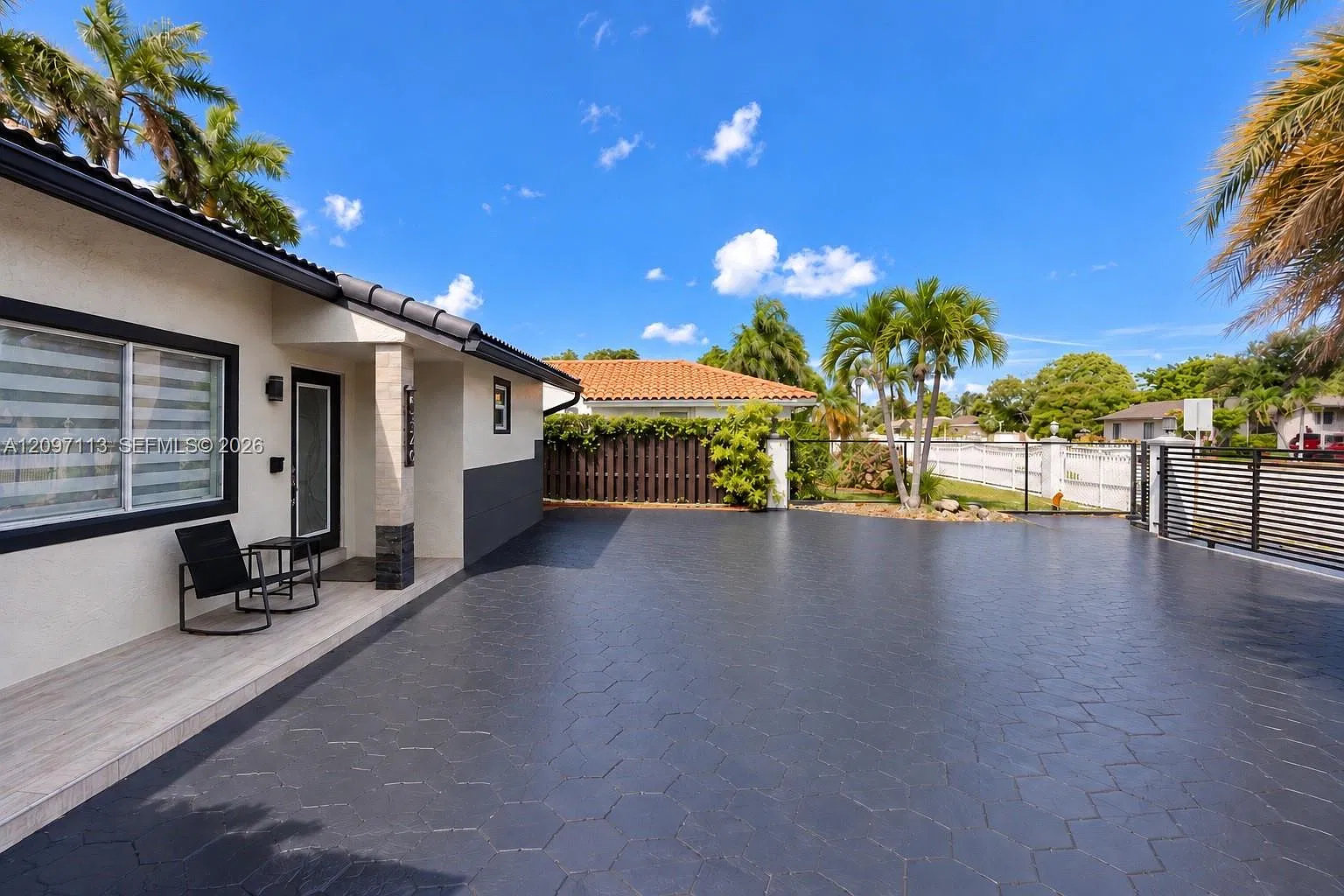3 bed, 1557 sqft, $4,600 — Photo 2