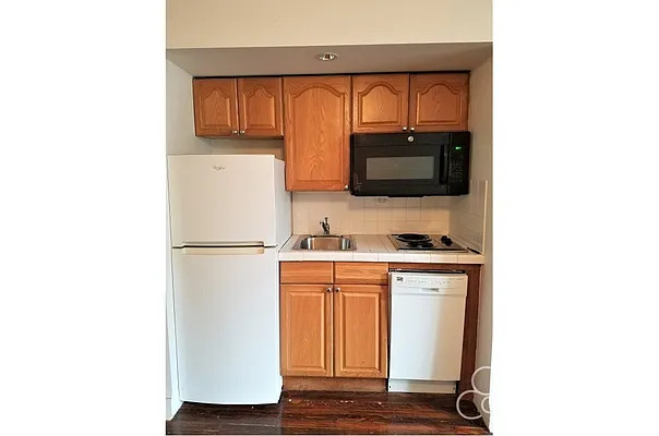 Rented by City Connections Realty | media 3