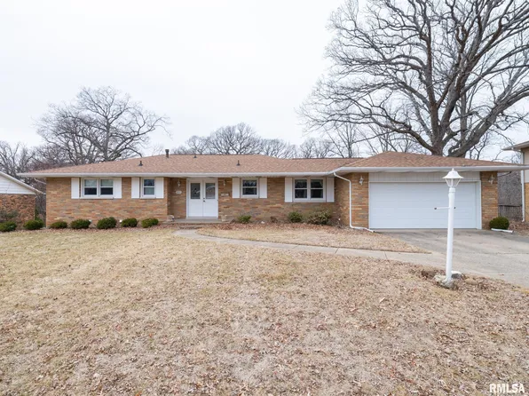1903 Saint Clair Dr, Pekin, IL 61554