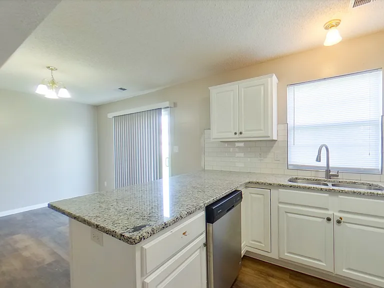 438 Butterfield Rd — Photo 2