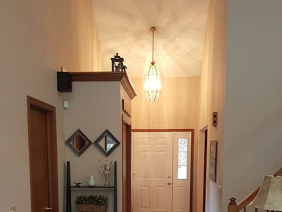 Vaulted, 2-story foyer