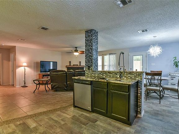 5th image of 808 Encino Dr