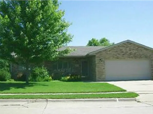 4500 Camelot Dr, Dubuque, IA 52002