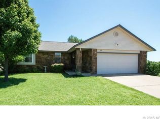 17785 S Santa Fe Pl W, Mounds, OK 74047