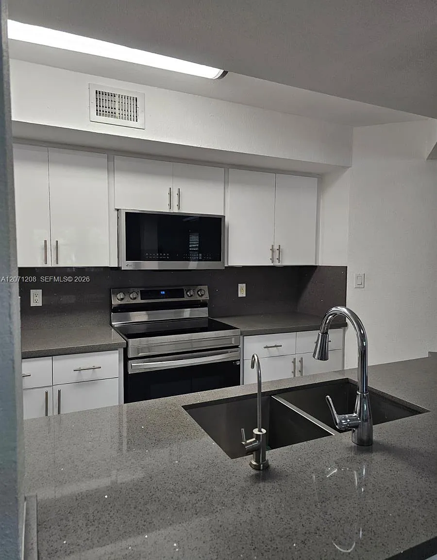 2 bed, 1053 sqft, $2,395 — Photo 3