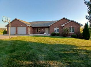 8456 Kemp Ct, Dubuque, IA 52003