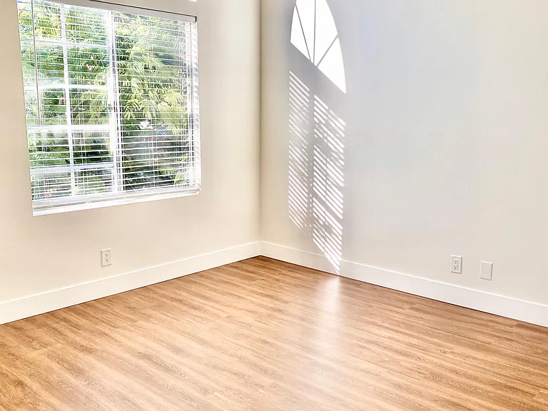 up stair front 2nd bed room with hi- ceiling