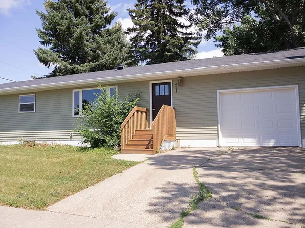 2443 Stewart Dr, Bismarck, ND 58503