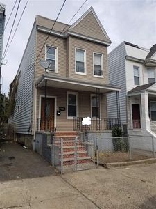 136 Bayview Ave, Jersey City, NJ, 07305