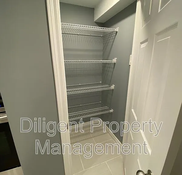 369 Applegrove Ave #LOWER — Photo 7