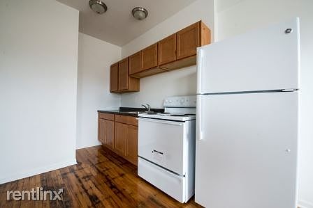 2207 E 75th St Apartments Chicago Kitchen_2