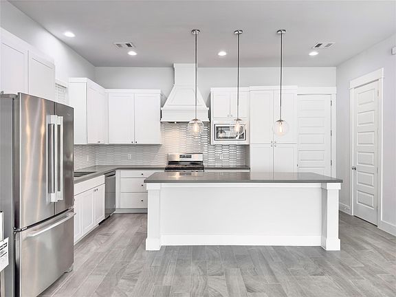 3rd image of 1602 Westside Gardens Ln