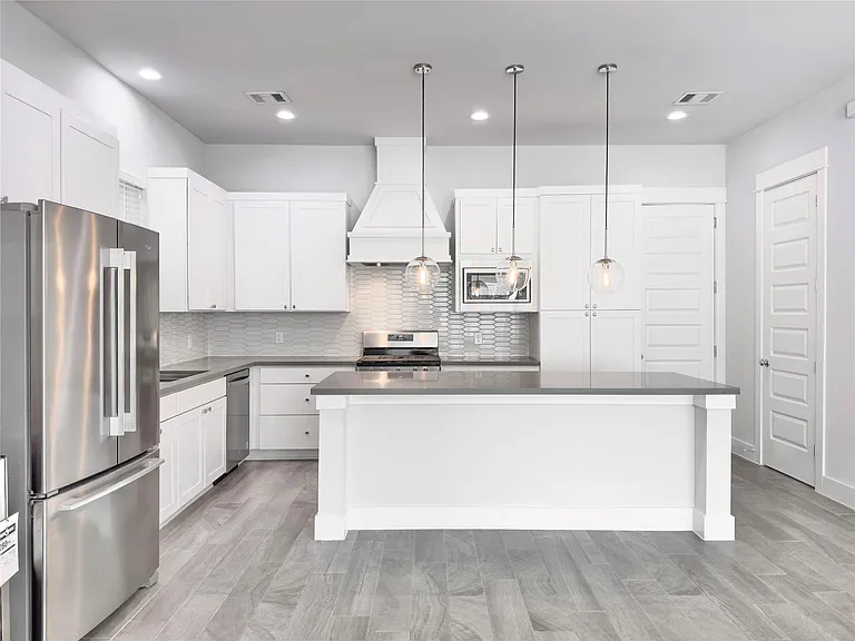 1602 Westside Gardens Ln — Photo 3