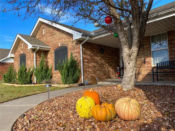 1302 Berkshire Pl, Shawnee, OK 74804