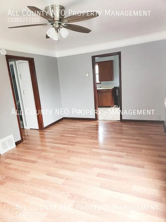 Spacious 3 Bedroom, 2 Bathroom Single Family Home with Basement Storage! — Photo 3