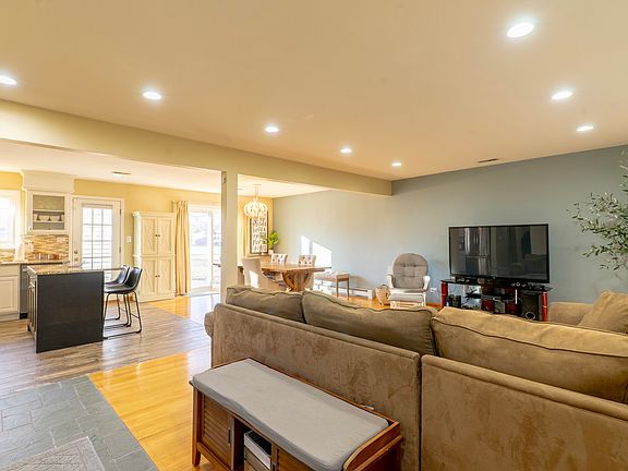 3rd image of 1436 Greenview Ct