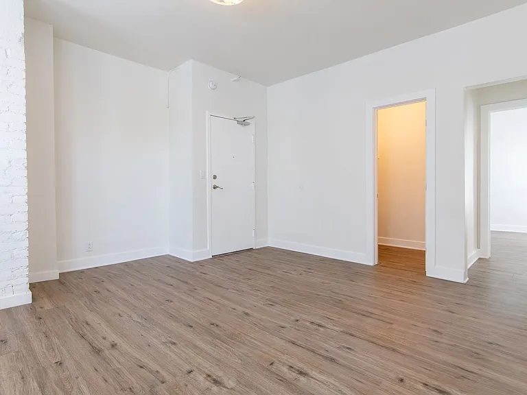 Charming Apartment with Urban Convenience — Photo 9