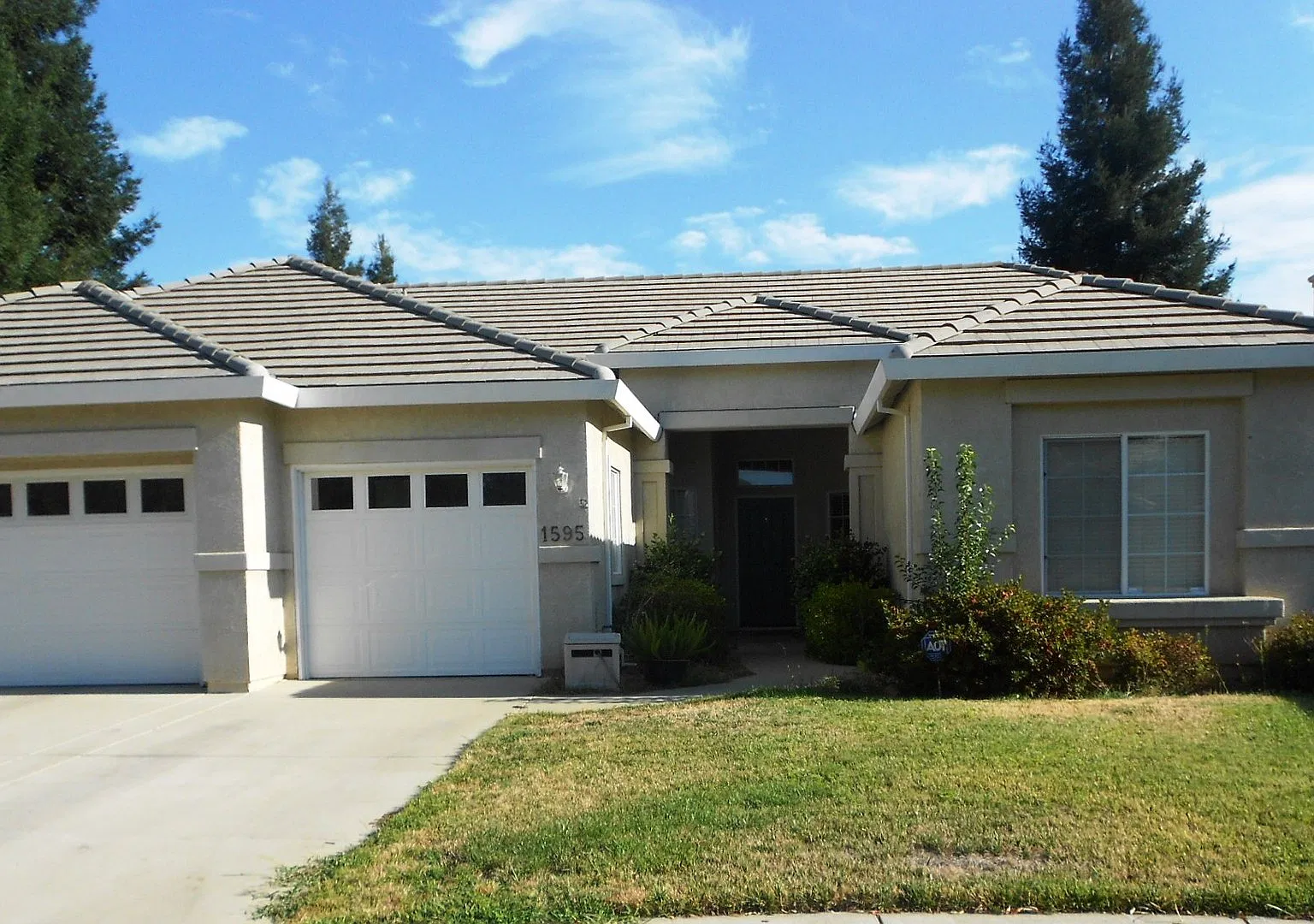 Spacious 3-Bedroom Home with a 3-Car Garage — Photo 1