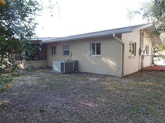BACK LEFT SIDE OF HOSUE