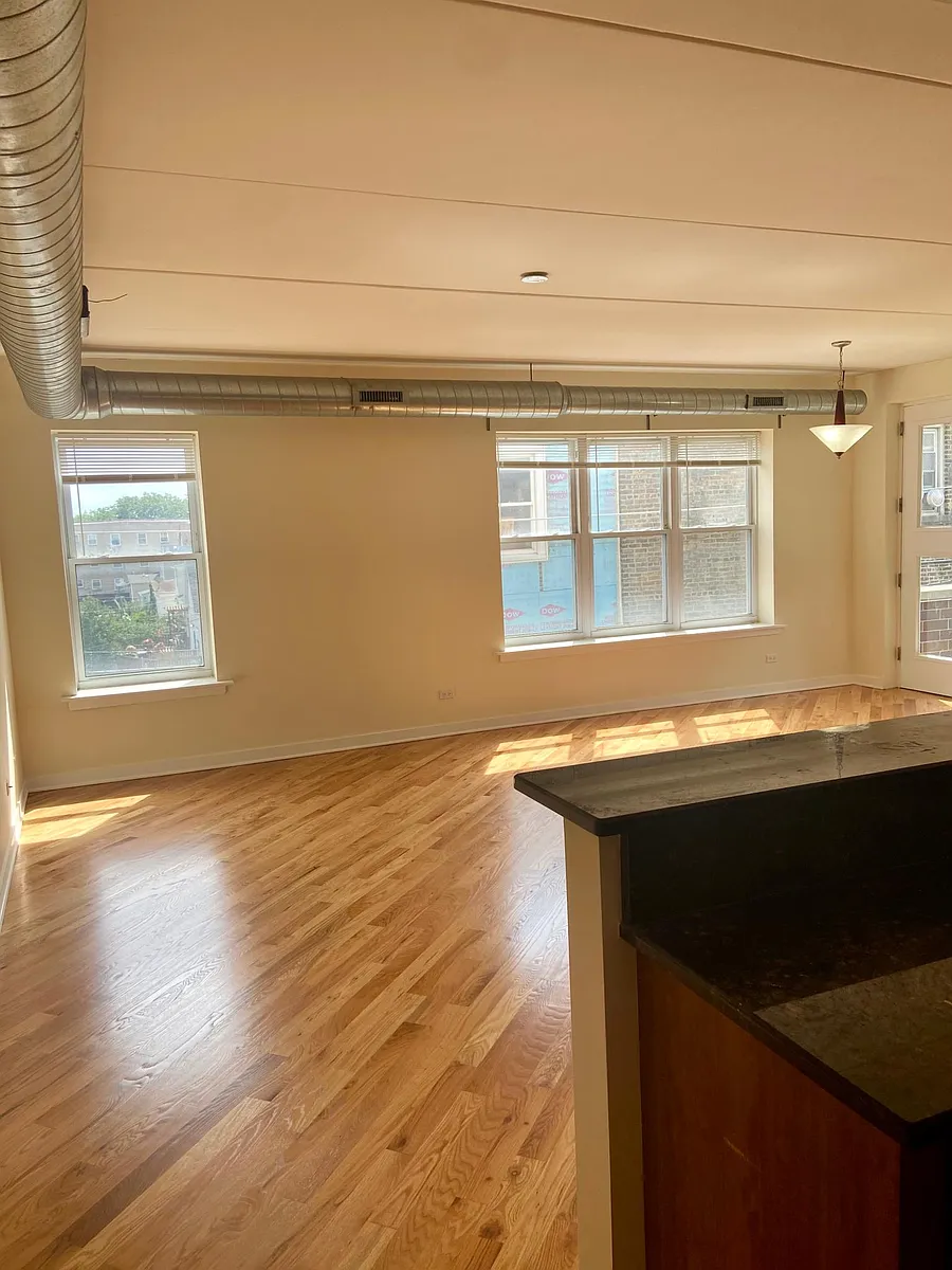 Building Photo - 3611 W Montrose Ave #307