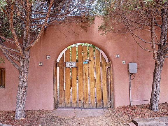 3rd image of 304 De Vargas Ln