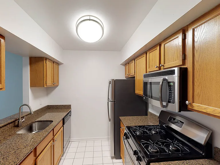 River Club Apartments — Photo 23