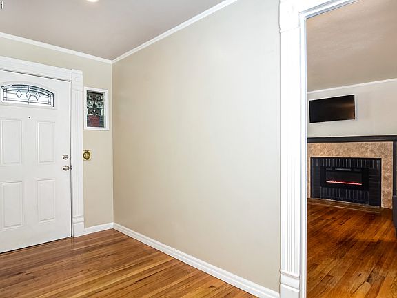 3rd image of 978 NE Birchwood Dr