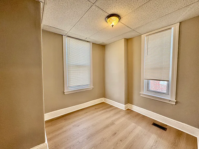 2528 S American St — Photo 10