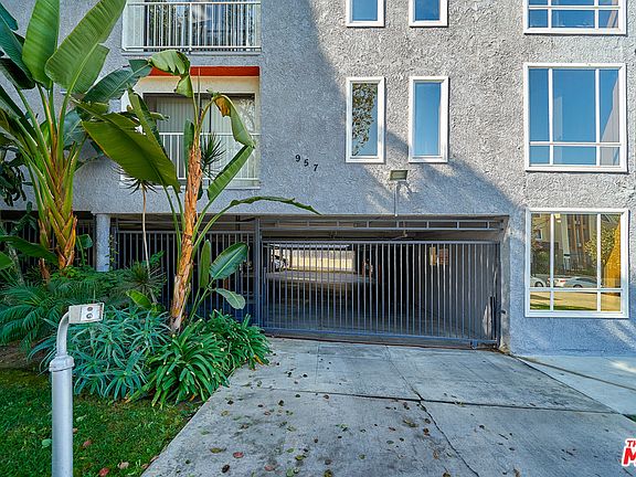 3rd image of 957 S Saint Andrews Pl