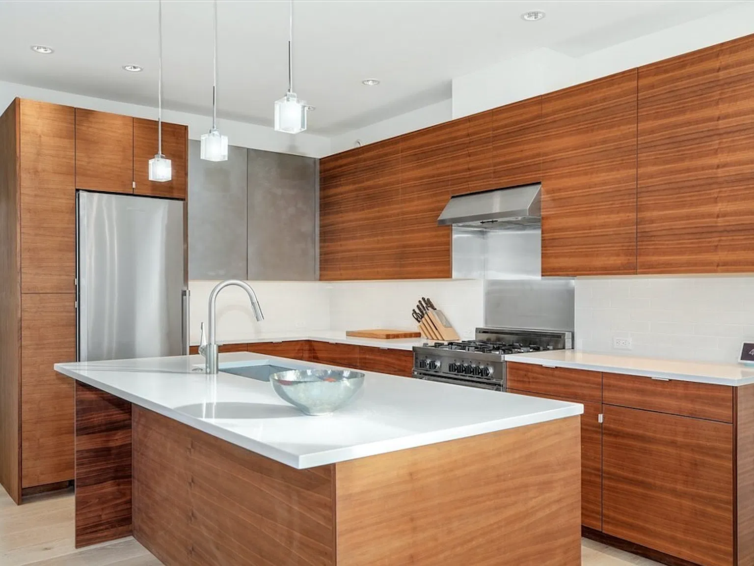 3 bed, 1968 sqft, $4,950 — Photo 4