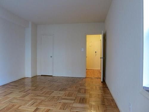 2nd image of 11050 Queens Blvd
