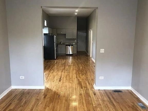 3rd image of 5905 S La Salle St #1