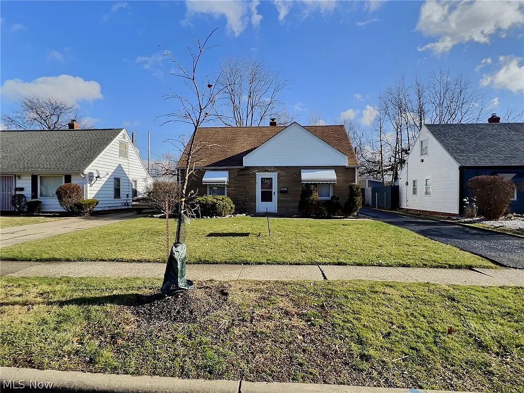23204 Gay St photo 1