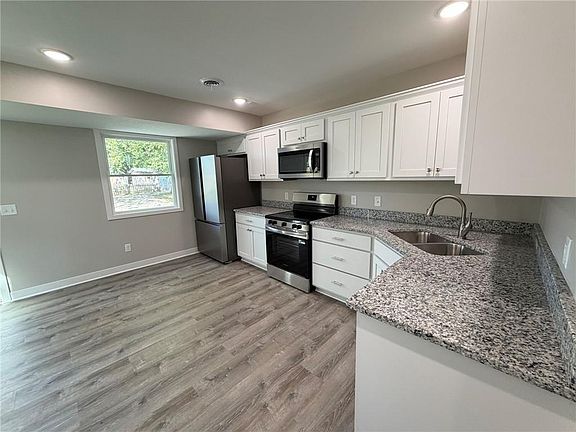 3rd image of 917 W Valley St
