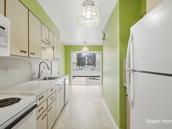 5th image of 241 Heritage Commons St SE