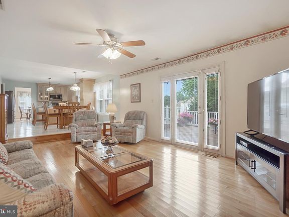 5th image of 22 Ballantrae Ct