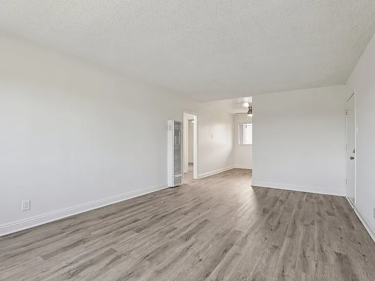 Mavis Plaza Apartments — Photo 7