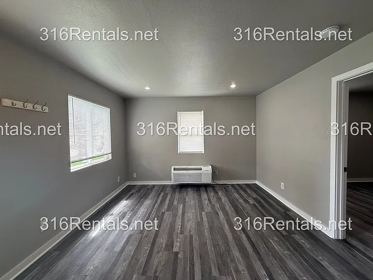$595 - Available NOW! Beautiful 1 bedroom/ 1 bathroom Duplex — Photo 3