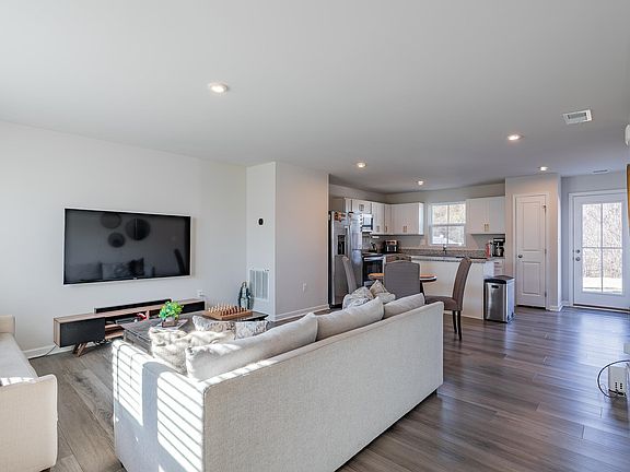 5th image of 570 Wingtip Way