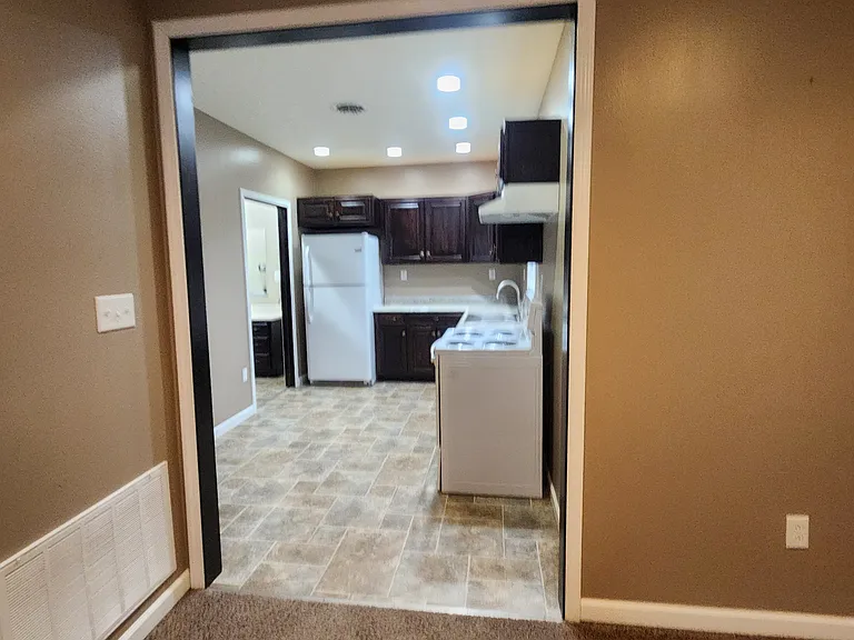 609 S Main St #B — Photo 3