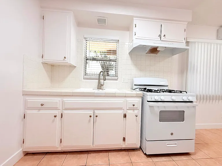 853 W Beach Avenue — Photo 9