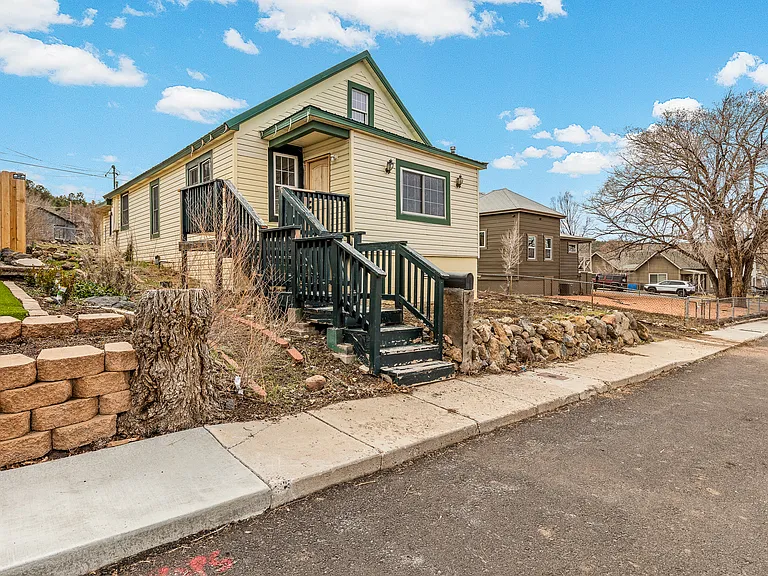 114 E Sherman Ave — Photo 3